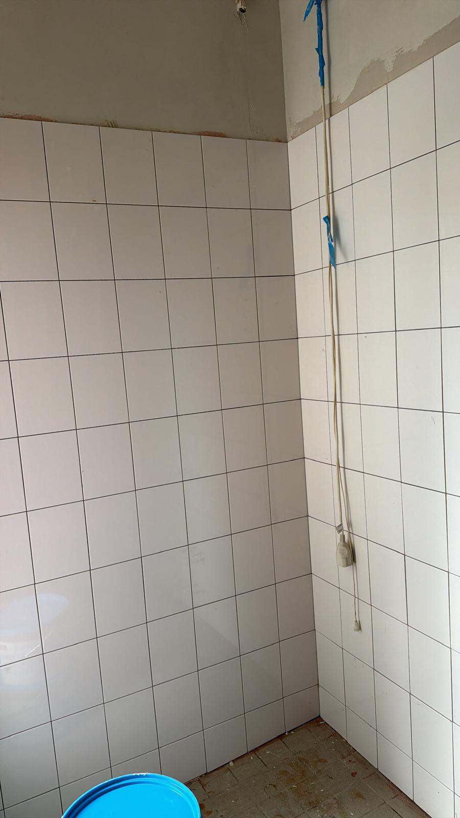 Wall tiling in progress during a bathroom renovation by Klussen Fixer