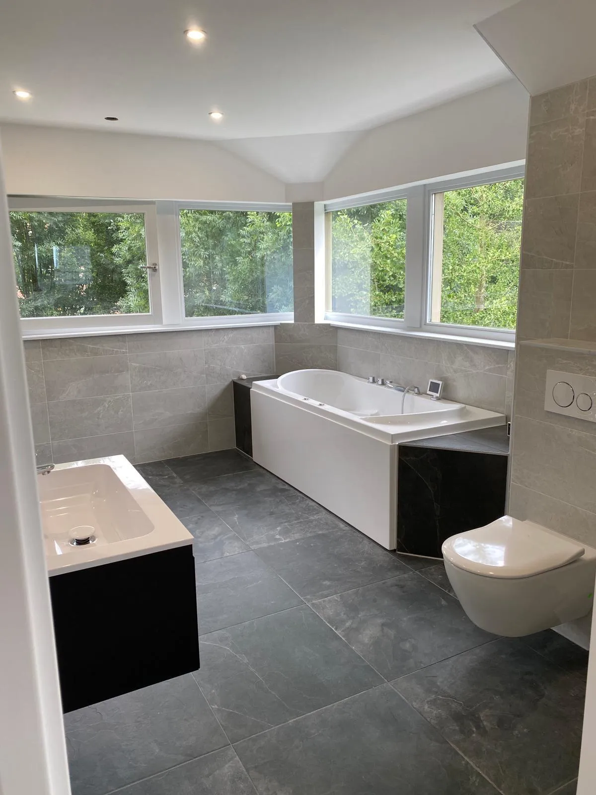 Complete bathroom renovation with built-in bathtub, wall-hung toilet and marble tiling, Klussen Fixer